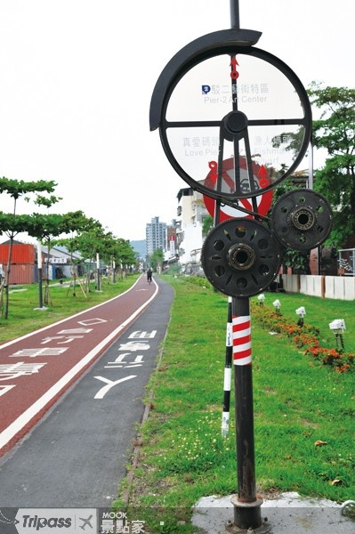 穿越大高雄南北的單車路線，也成為短片的拍攝主題。（圖片提供／墨刻編輯部）