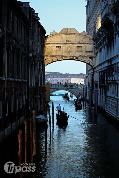 嘆息橋的傳說由來已不可考，不過與另一半搭著貢多拉遊訪威尼斯，絕對能讓感情增溫。（圖片提供／墨刻編輯室）