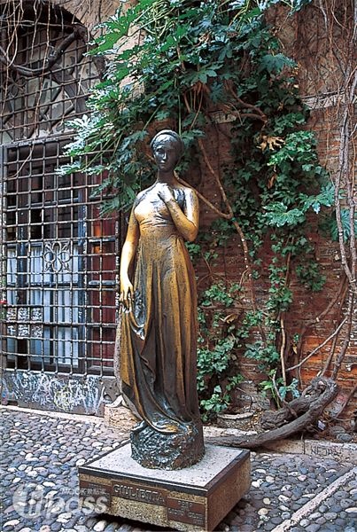 茱麗葉銅像已經被遊客摸到發亮。（圖片提供／墨刻編輯室）