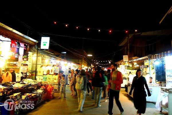 擺鎮的步行街是當地最熱鬧的區域，各種小吃、餐廳和商店都集中在這裡。（攝影／景點家劉佳雯）