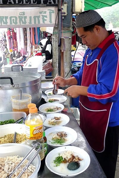 早上的步行街有許多賣早點的攤販，來自雲南的老闆正在製作鹹稀飯。（攝影／景點家劉佳雯）
