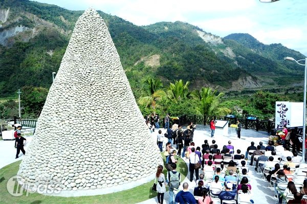 小林村紀念公園正式完工啟用，高達9公尺的紀念碑，是由風災中順流而下的石塊堆砌而成。（圖片提供／高雄市政府）