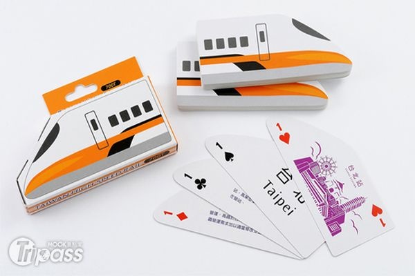 700T列車造型的高鐵撲克牌，印有台灣高鐵八站站名、各站特色紀念圖、車站設計理念介紹與高鐵小常識，在娛樂消遣的同時，也能高鐵有進一步認識。（圖片提供／台灣高鐵）