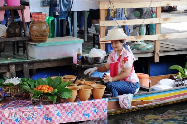 到水上市場品嘗泰式小吃是最貼近當地文化的方式。（攝影／景點家李欣怡）