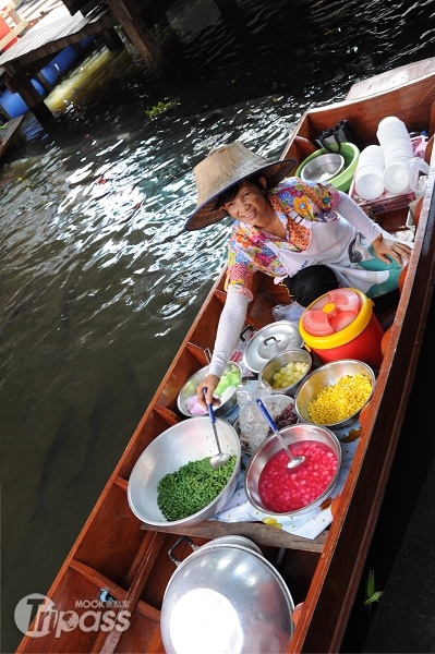 在餐廳裡還可以直接跟一旁的船家點菜。（攝影／景點家李欣怡）