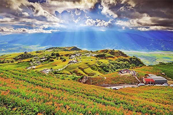 六十石山還有雲隙光(又稱耶穌光)美景(圖／花東縱谷國家風景區)