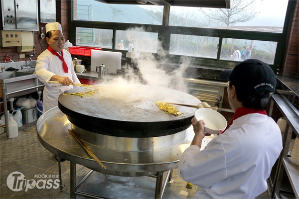 天籟可汗廳重現最正統的蒙古烤肉，肉質鮮嫩，蔬菜清脆可口。（圖片提供／陽明山天籟溫泉會館）
