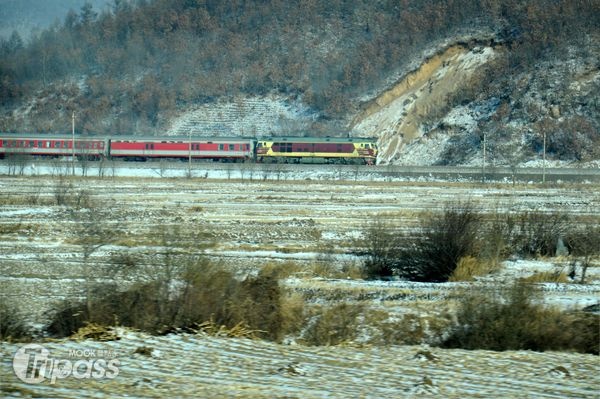 從哈爾濱機場到亞布力中間會經過火車站，因此行進中可見穿越雪原的火車。（攝影／景點家李欣怡）