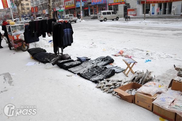 亞布力鎮上賣的魚貨、衣服都鋪上一層白雪。（攝影／景點家李欣怡）