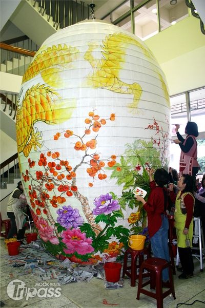 高2層樓、寬3.3公尺的手工水墨畫燈籠，將從2月3日至8日在豐原區公所藝文廣場展出。（圖片提供／台中市豐原區公所）