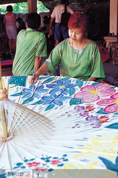 山甘烹路藝品街有著數十家從事不同品項的傳統工藝工廠，其中的紙傘製作中心，可以看到整個傳統製傘過程。（圖片提供／墨刻編輯部）