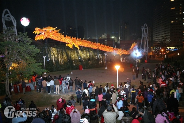 中台灣元宵燈會今天起在台中市文心森林公園登場，主燈「雲端飛龍」長達長40公尺、高15公尺，創下台灣燈會史上主燈最長的紀錄。（圖片提供／台中市政府）