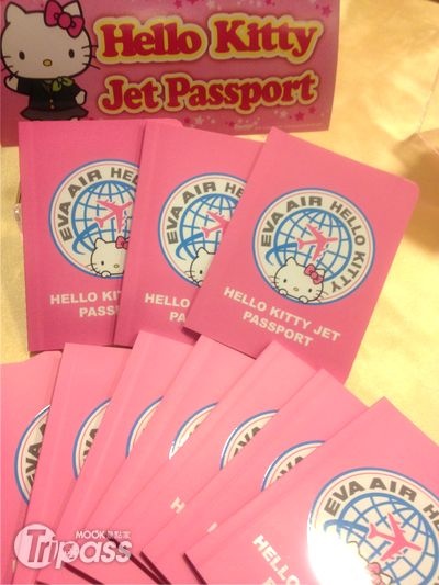 活動期間搭乘Hello Kitty 彩繪機就可以免費獲得一本Hello Kitty Jet Passport，開始累積航點。（攝影／景點家魏汝蔚）