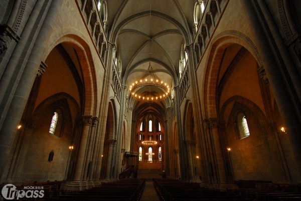 聖彼耶大教堂的建築設計融合多種式樣，拱門為哥德式風格，教堂正門廊柱則是希臘羅馬式風格。（圖片提供／墨刻編輯部）