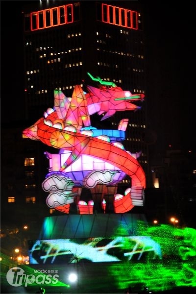 今年的台北燈節從即日起舉辦到2月12日，國父紀念館的HAPPY龍主燈每晚7點至11點，每30分鐘展演一次。（圖片提供／台北市政府民政局）