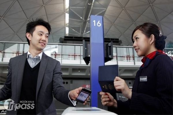 全新的手機登機證服務，讓所有由香港出發的旅客體驗無紙張的輕鬆旅程。（圖片提供／港龍航空）