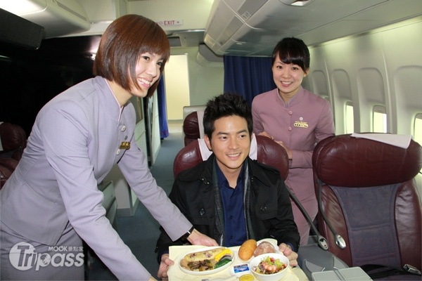 《犀利人妻》電影版預計今年8月上映，演員宥勝在華航模擬客艙內拍攝，還享用機上的米其林美食。（圖片提供／中華航空）