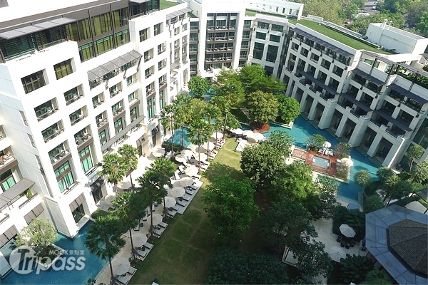 位在曼谷市中心的凱賓斯基酒店，擁有充滿綠意的庭園景觀，加上寬敞的游泳池錯落其中，營造出愜意的城市度假氛圍。（攝影／景點家劉佳雯）