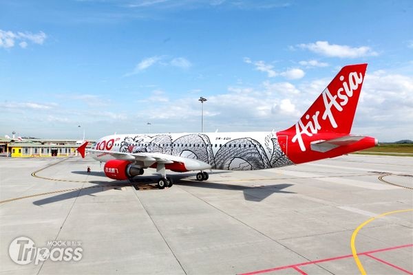 Air Asia的第100架空中巴士，化身為「百龍騰飛」彩繪機，將從吉隆坡飛往澳門、新加坡等。（圖片提供／Air Asia）
