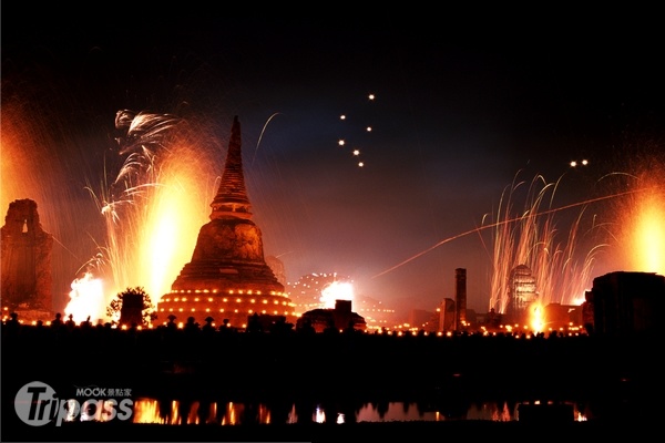 慶典現場將舉辦多項活動，包含民俗歌曲演出、古市集體驗等，最後會在Wat Mahathat寺舉辦盛大的聲光秀，為節慶畫下句點。（圖片提供／泰國觀光局）