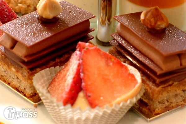 新鮮的草莓塔和濃郁的巧克力蛋糕，吃的到幸福滋味。（攝影／景點家劉佳雯）