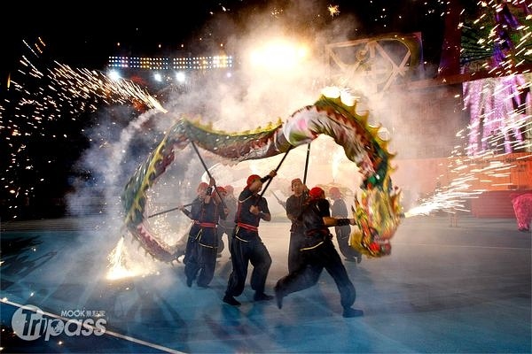 台中市傳統藝術節12日晚間在文心森林公園圓滿劇場開幕，鴻勝醒獅團帶來電光火龍演出。（圖片提供／台中市政府文化局）