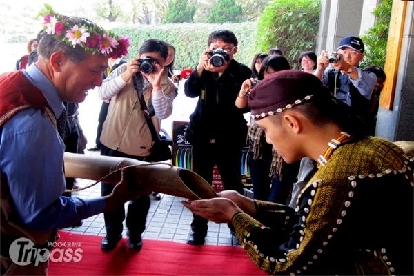 屏東縣長曹啟鴻倒出取自大武山下清澈的水慰勞勇士們，象徵向祖靈天神報告祈求活動順利舉行。（圖片提供／屏東縣政府觀光傳播處）