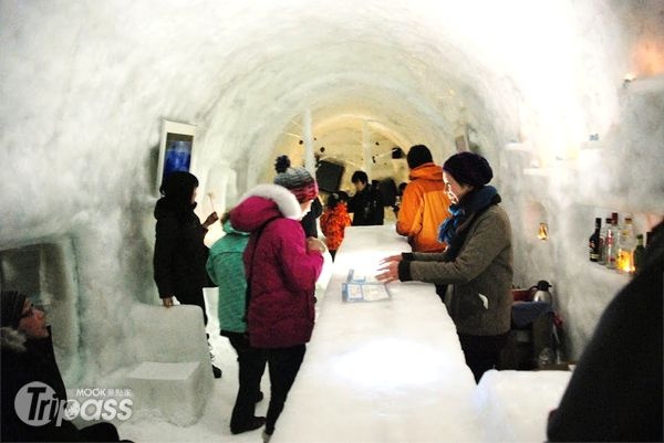 歡寒村以冰雪砌成的冰吧，只在冬季才開放營業。（圖片提供／富良野觀光局）