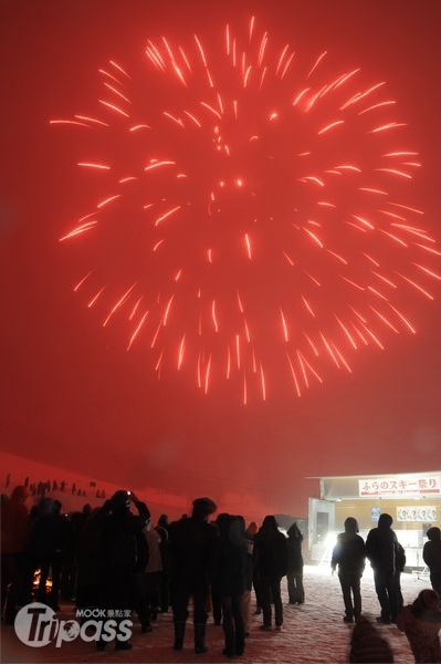 富良野於2/4才剛舉行過慶祝雪場50週年的煙火表演。（攝影／景點家李欣怡）