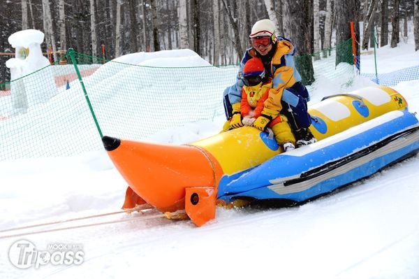 新富良野王子酒店雪場舉行多種雪上活動，包括雪上摩托車、雪上香蕉船，以及適合小朋友的雪上溜滑梯等。（攝影／景點家李欣怡）