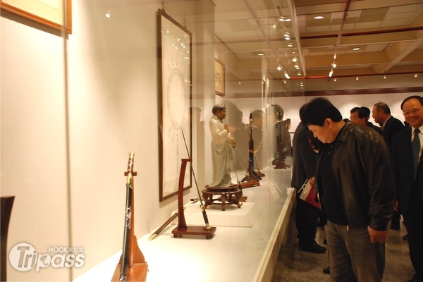 自今天起到3月25日，台中市立港區藝術中心舉辦陳天陽紀念展，共展出42把鑄劍大師的刀劍作品。（圖片提供／台中市立港區藝術中心）