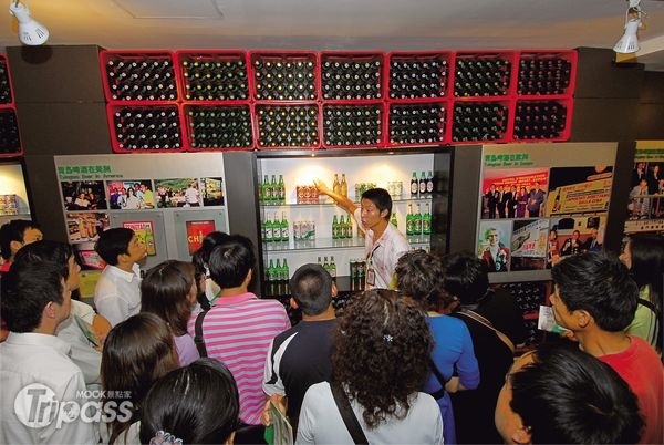 位於青島的青島啤酒總廠開放遊客進入參觀，其內展示青島啤酒的歷史。（圖片提供／墨刻編輯室）