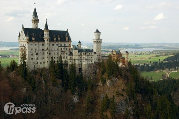 新天鵝堡是德國知名度最高的城堡，然而下令興建的國王下場卻是個悲劇。（圖片提供／墨刻編輯室）