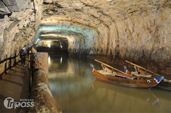 位於馬祖南竿的「北海坑道」，當年專供游擊戰艇停泊使用，現已開放坑道獨木舟體驗。（攝影／景點家李欣怡）