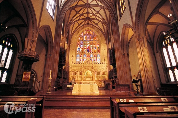 三一教會為哥德式建築，內部的裝潢設計顯得相當華麗優雅。（圖片提供／墨刻編輯部）