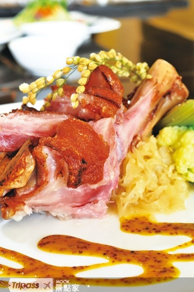 店內的德國豬腳搭配蜂蜜芥茉醬、原味德國酸菜一起吃，在咀嚼的同時就能解膩。（圖片提供／墨刻編輯部）