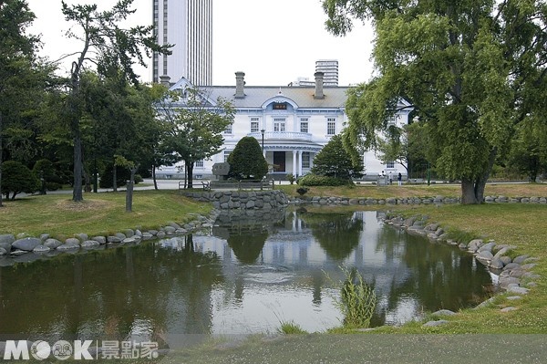 由濃密綠樹以及輕淺池水包圍的中島公園，彷彿是寧靜的都會綠洲。（圖片提供／墨刻編輯部）