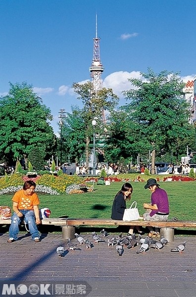 大通公園是個綠帶型公園，不論是散步或徜徉在草地上都很愜意。（圖片提供／墨刻編輯部）