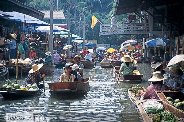 具有相當規模的當能沙朵水上市場（DAMNOEN SADUAK FLOATING MARKET），成為許多旅人遊覽泰國時的必訪景點之一。（圖片提供／墨刻編輯部）