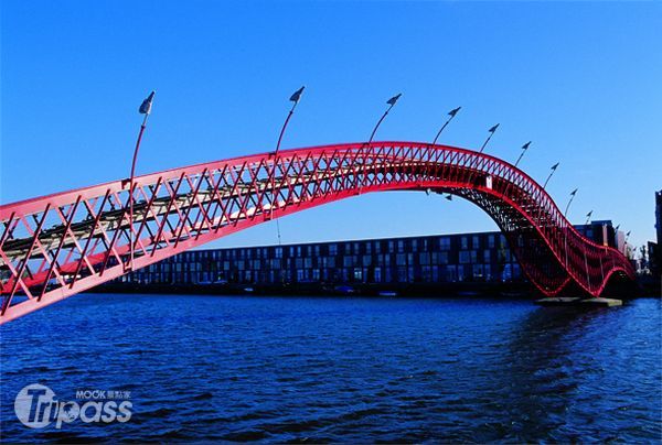阿姆斯特丹巨蛇橋豔紅色的橋體橫越天際，引人注目。（圖片提供／墨刻編輯室）