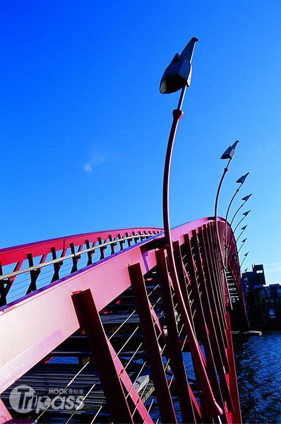 巨蛇橋鮮紅色外觀成為阿姆斯特丹醒目的地標物。（圖片提供／墨刻編輯室）