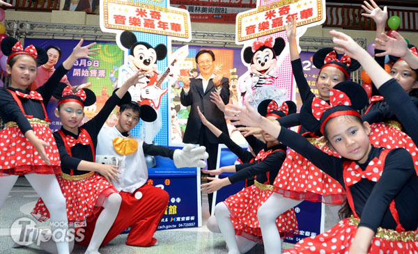 彰化縣長卓伯源宣布最新迪士尼音樂劇將首度來台演出，記者會現場友彰化市平和國小舞蹈班演出「米奇、米妮」。（圖片提供／彰化縣政府）