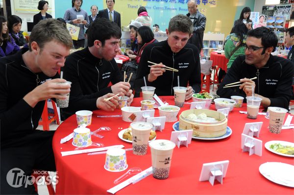 國際自由車環台公路大賽賽前，主辦單位舉行環台美食宴，讓國際選手們一嚐台灣特色美食。（攝影／景點家李欣怡）