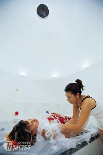 土耳其浴是躺在圓形建築底下，享受淨身的樂趣。（圖片提供／墨刻編輯部）