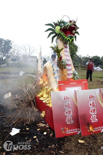 高雄內門宋江陣結合燈會裸龍進行祈福火化。（圖片提供／高雄市政府觀光局）