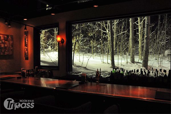 從Soh’s Bar吧台可見後方大片的森林景觀，視野極佳。（攝影／景點家李欣怡）