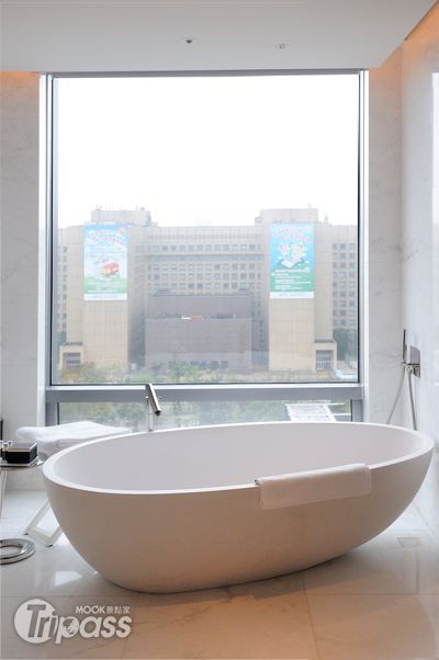 泡澡浴缸就正對台北市政府廣場，是觀賞跨年節目的極佳角度。（攝影／景點家Tao）
