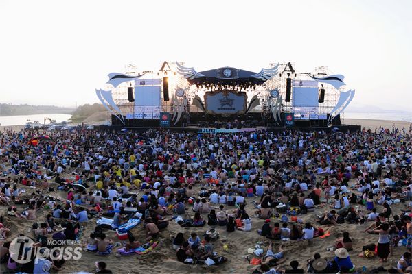 「貢寮國際海洋音樂祭」孕育了許多知名創作歌手與樂團，每年都吸引許多樂迷前往。（圖片提供／新北市政府觀光旅遊局）