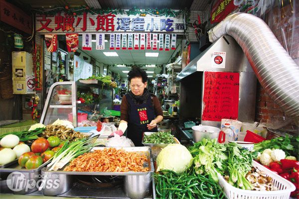 支蠟小館餐廳內還有許多奇珍異品擺飾，可邊用餐邊欣賞。（圖片提供／墨刻編輯部）