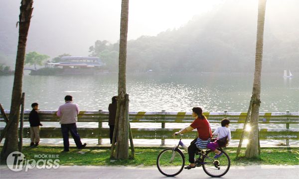 對台灣人而言，榮登全球十大最美自行車道之一的日月潭環湖公路就近在咫尺，當然得來這兒好好享受一番！（圖片提供／墨刻編輯部）